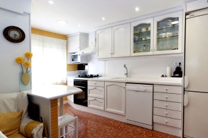Cocina con puertas de roble provenzal lacado a poro abierto