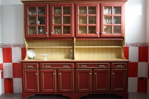 Mueble Alacena con vitrinas.Trasera con friso color crema.