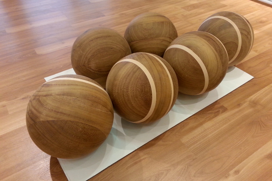 Bolos torneados de madera de iroko